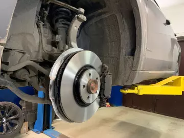 Замена передних тормозных дисков с колодками BMW X6 F16 Замена передних тормозных дисков с колодками BMW X6 F16