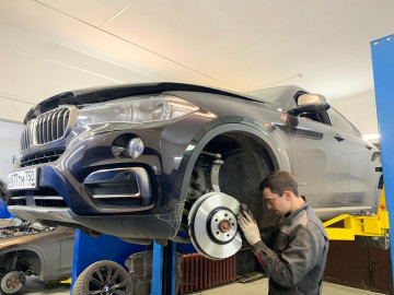 Замена передних тормозных дисков с колодками BMW X6 F16 Замена передних тормозных дисков с колодками BMW X6 F16
