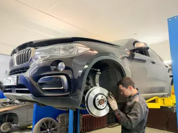 Замена передних тормозных дисков с колодками BMW X6 F16 Замена передних тормозных дисков с колодками BMW X6 F16