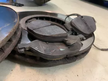 Замена передних тормозных дисков с колодками BMW X6 F16 Замена передних тормозных дисков с колодками BMW X6 F16